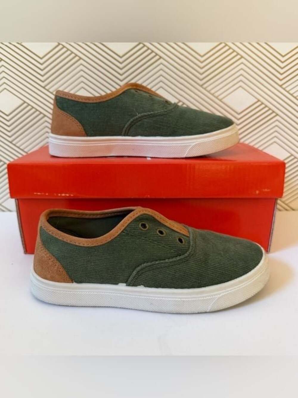 Oomphies Robin Boys Slip-on Shoes in Forest color Size 12Y